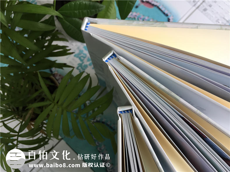 制作小學(xué)畢業(yè)紀(jì)念冊(cè) 一本小學(xué)畢業(yè)紀(jì)念冊(cè)記錄童年的歡聲笑語(yǔ)！
