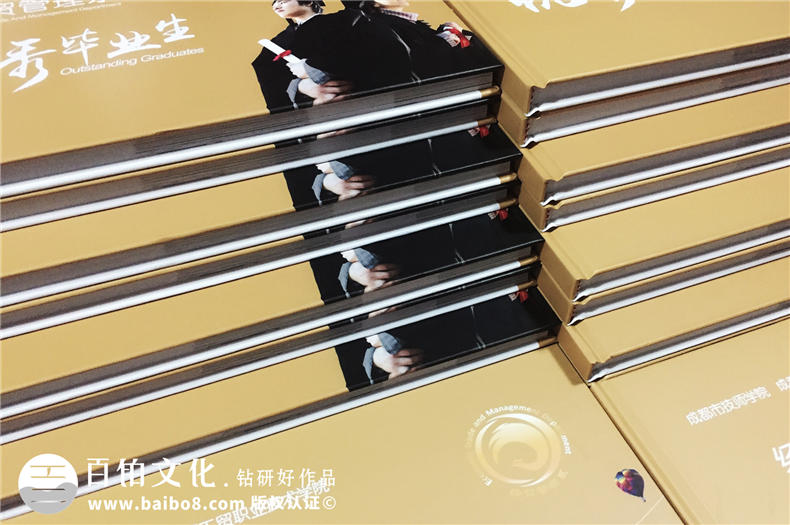 大學(xué)畢業(yè)相冊(cè)制作在多年后的回憶載體 大學(xué)畢業(yè)紀(jì)念冊(cè)的青春回憶！第5張-宣傳畫(huà)冊(cè),紀(jì)念冊(cè)設(shè)計(jì)制作-價(jià)格費(fèi)用,文案模板,印刷裝訂,尺寸大小